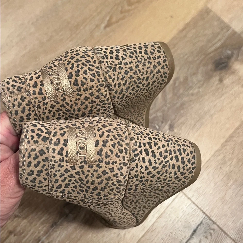 Tom’s lace-up ankle boots, cheetah print women’s size 9